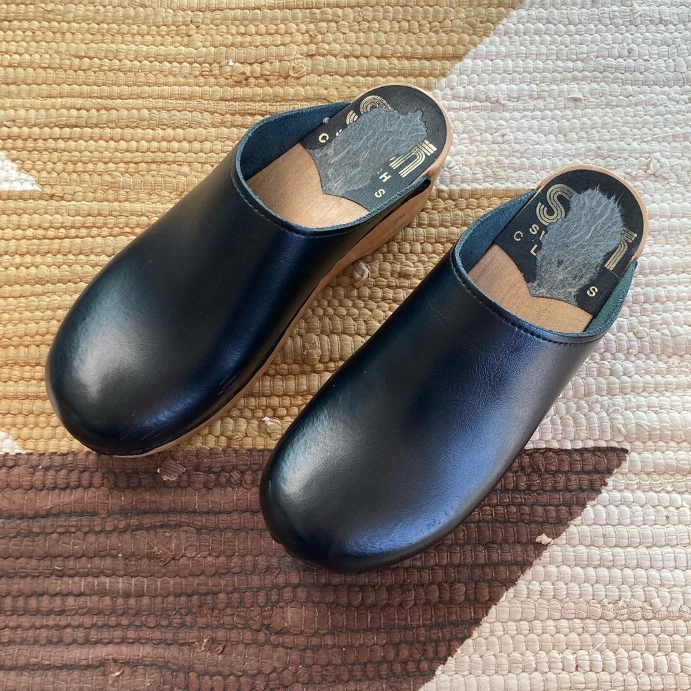 Sven Classic Plain Jane Low Heel Black Clog - Picture 5 of 5